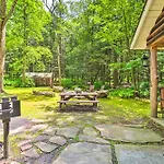 Secluded And Quiet Pocono Mountain Cabin With Hot Tub!