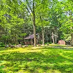 Secluded And Quiet Pocono Mountain Cabin With Hot Tub!