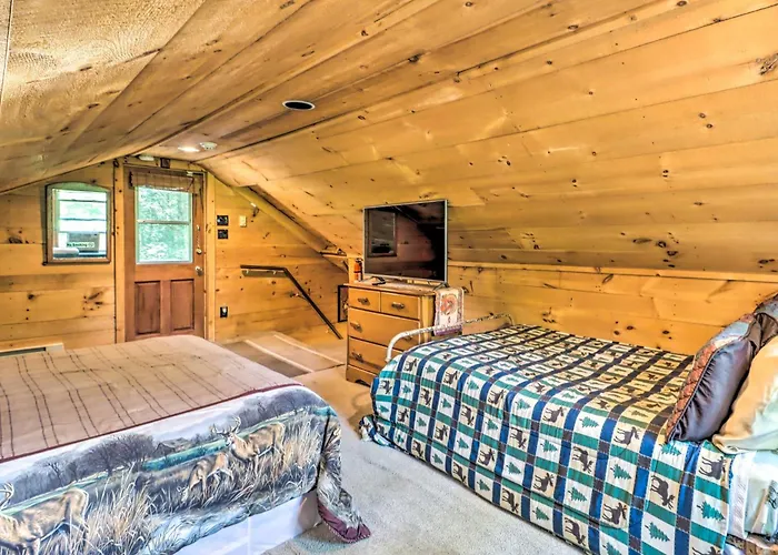 Secluded And Quiet Pocono Mountain Cabin With Hot Tub!