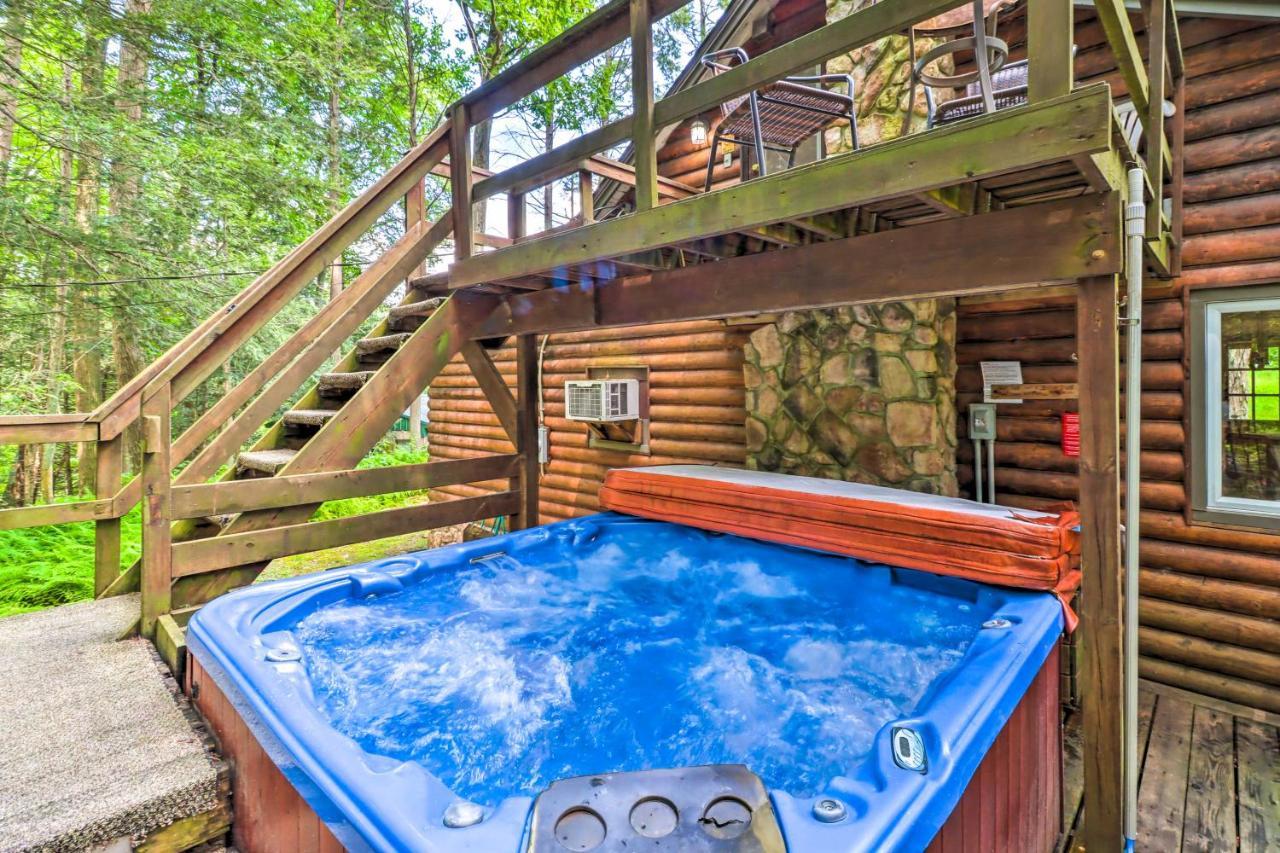 Holiday home Secluded And Quiet Pocono Mountain With Hot Tub! Kunkletown