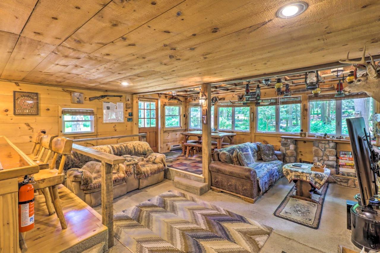 Secluded And Quiet Pocono Mountain With Hot Tub! Holiday home Kunkletown