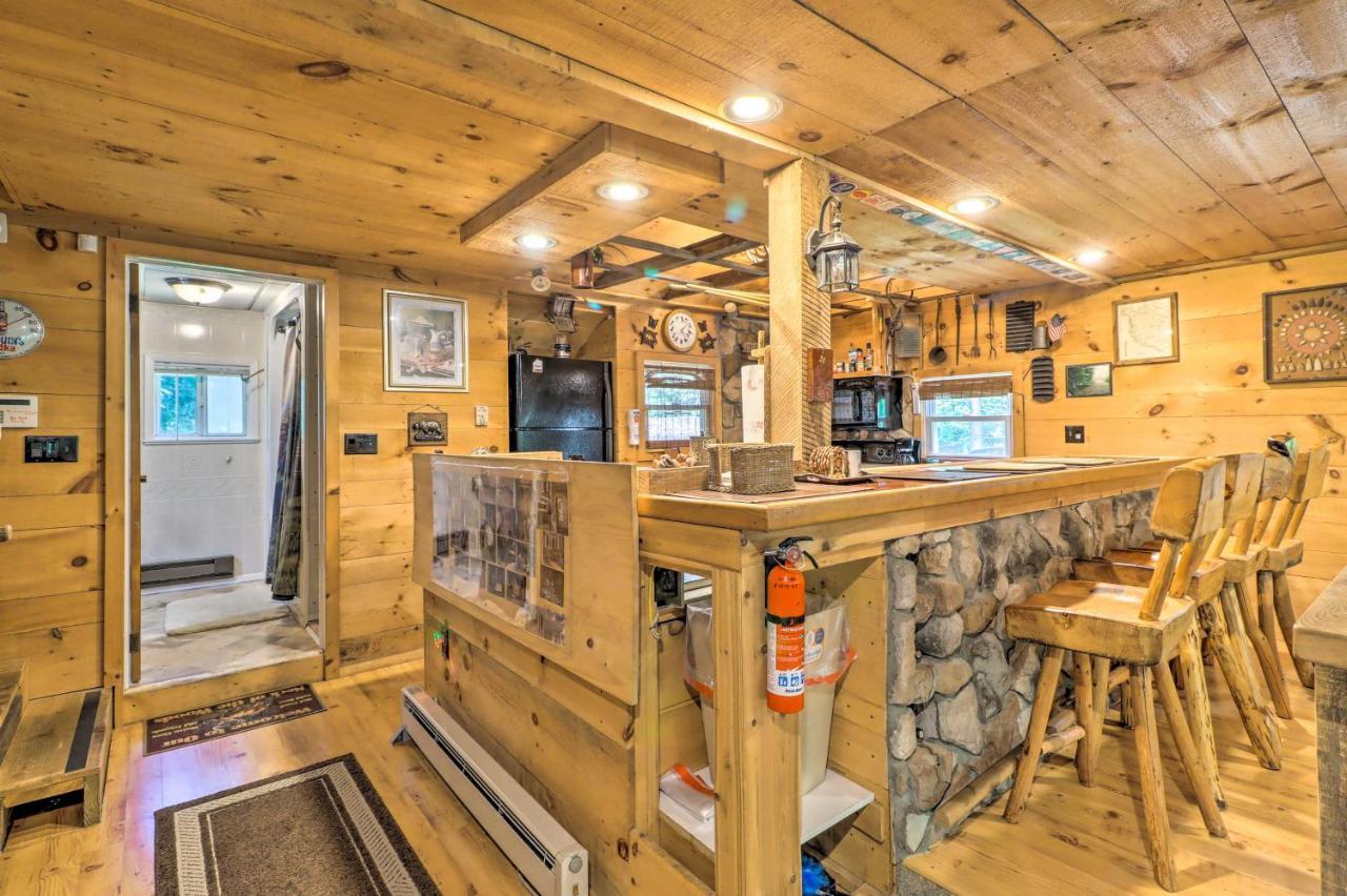 Holiday home Secluded And Quiet Pocono Mountain With Hot Tub! Kunkletown