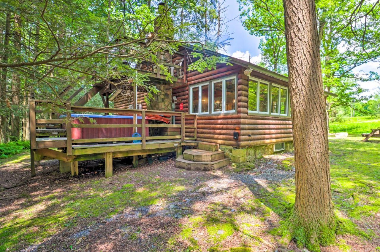Secluded And Quiet Pocono Mountain With Hot Tub!