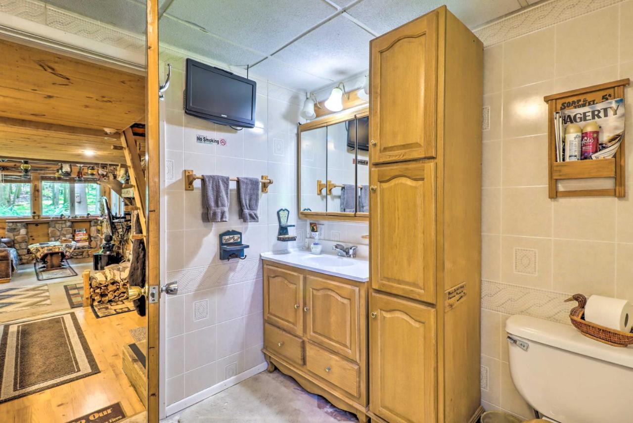 Secluded And Quiet Pocono Mountain With Hot Tub!