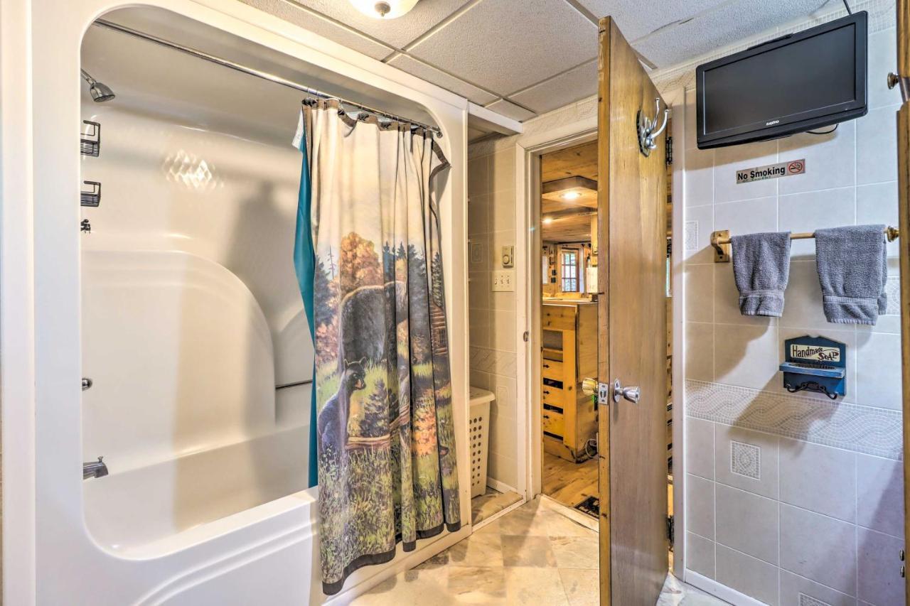 Secluded And Quiet Pocono Mountain With Hot Tub!