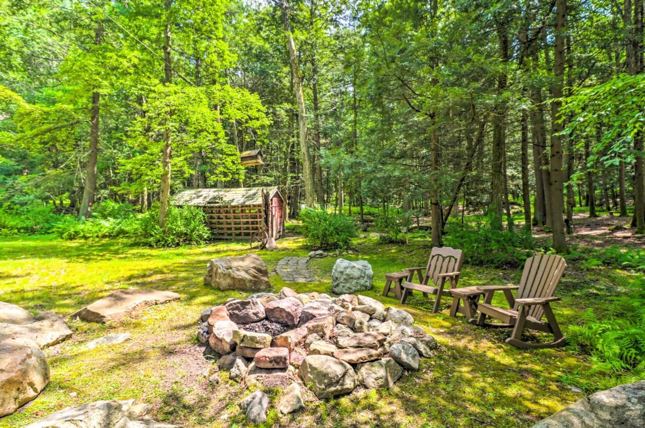 Secluded And Quiet Pocono Mountain With Hot Tub! Holiday home Kunkletown