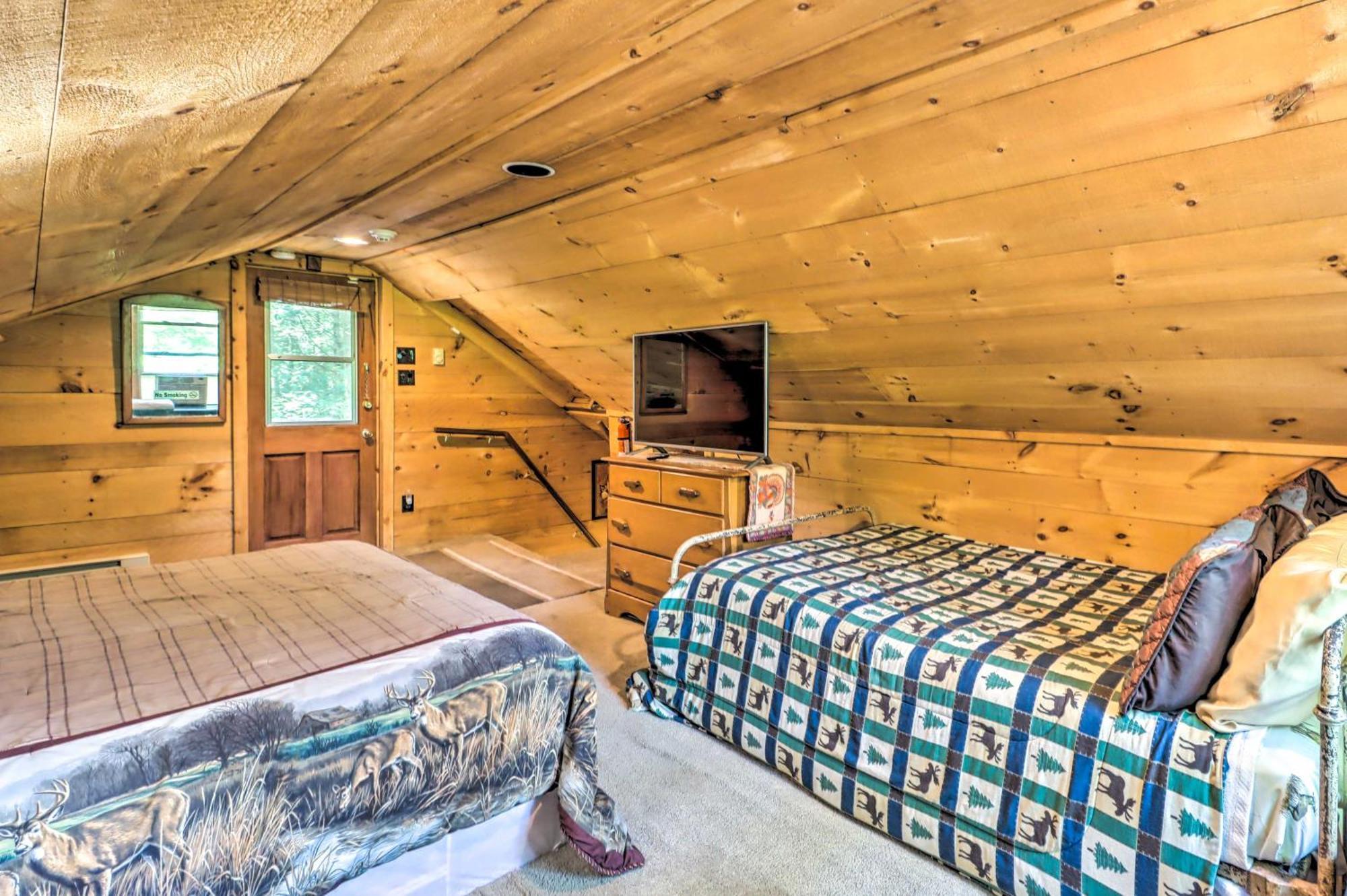 Holiday home Secluded And Quiet Pocono Mountain With Hot Tub!