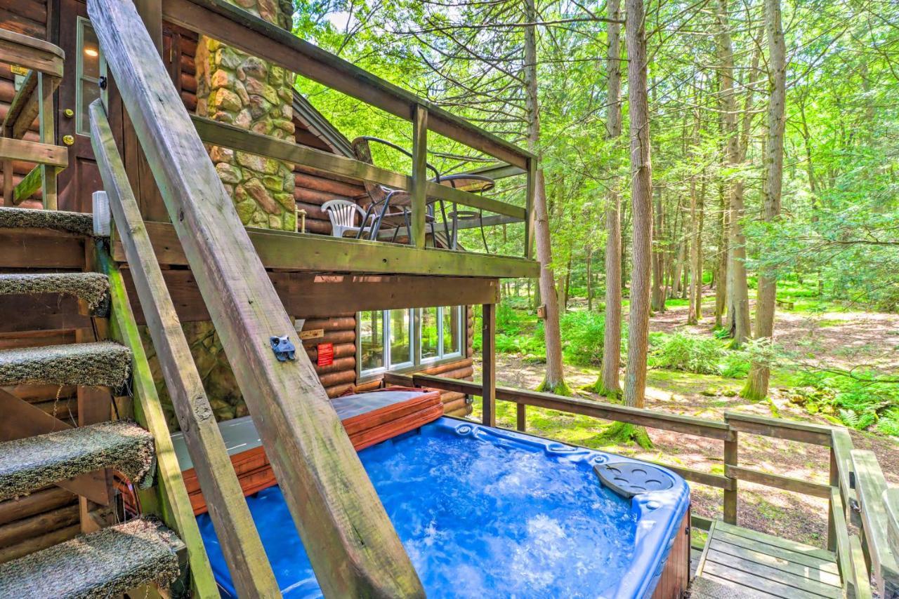 Holiday home Secluded And Quiet Pocono Mountain With Hot Tub!