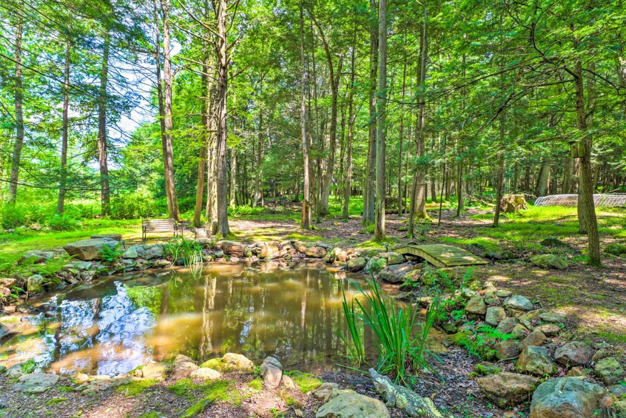 Secluded And Quiet Pocono Mountain With Hot Tub! Holiday home Kunkletown